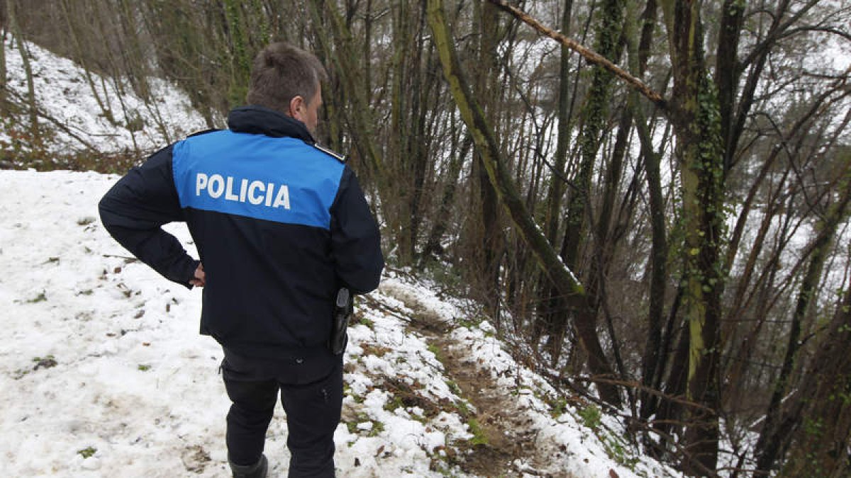 Un policía inspecciona la zona en la que apareció el cadáver de Marta Villayandre.