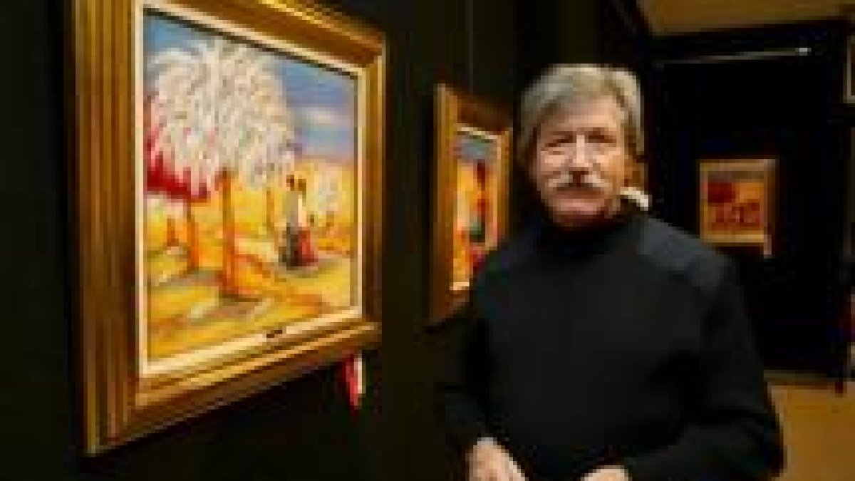 Carrillo posa junto a uno de los cuadros que exhibe en la galería leonesa Bernesga