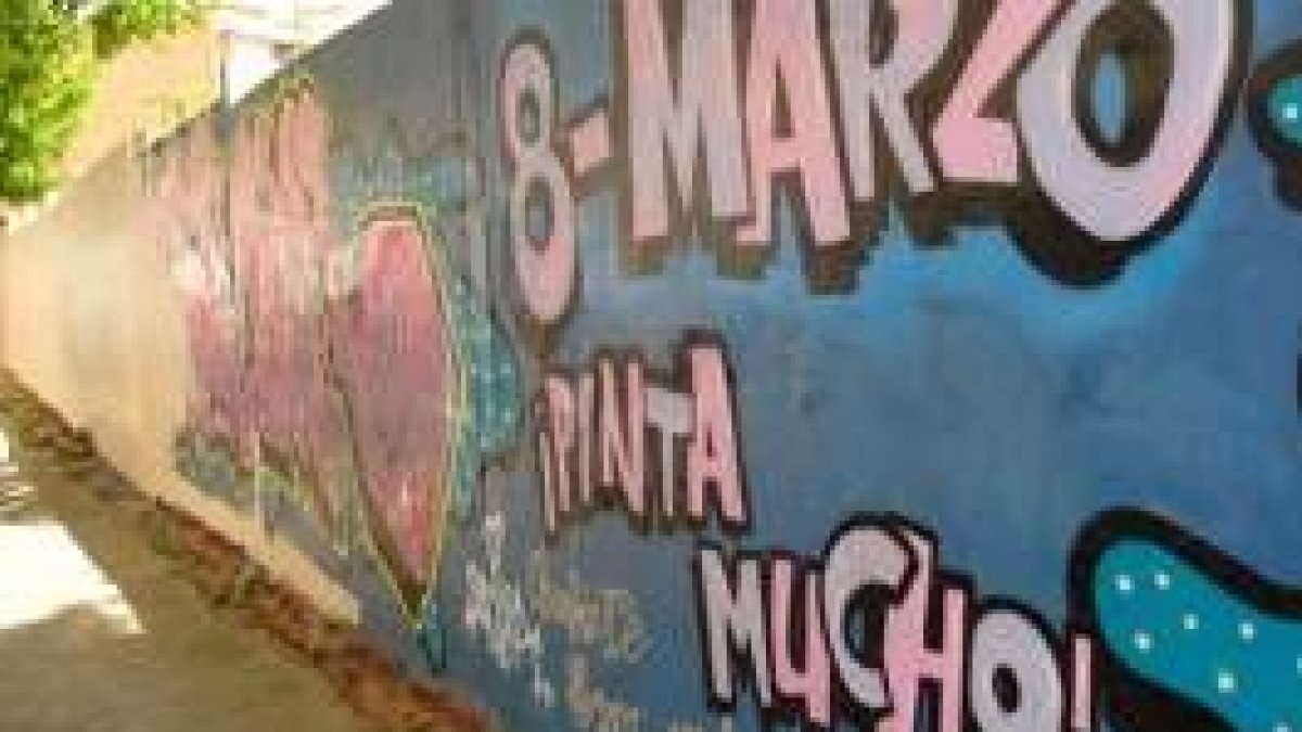 Las brigadas municipales llegaron ayer hasta los bordes del grafiti que alude al 8 de marzo
