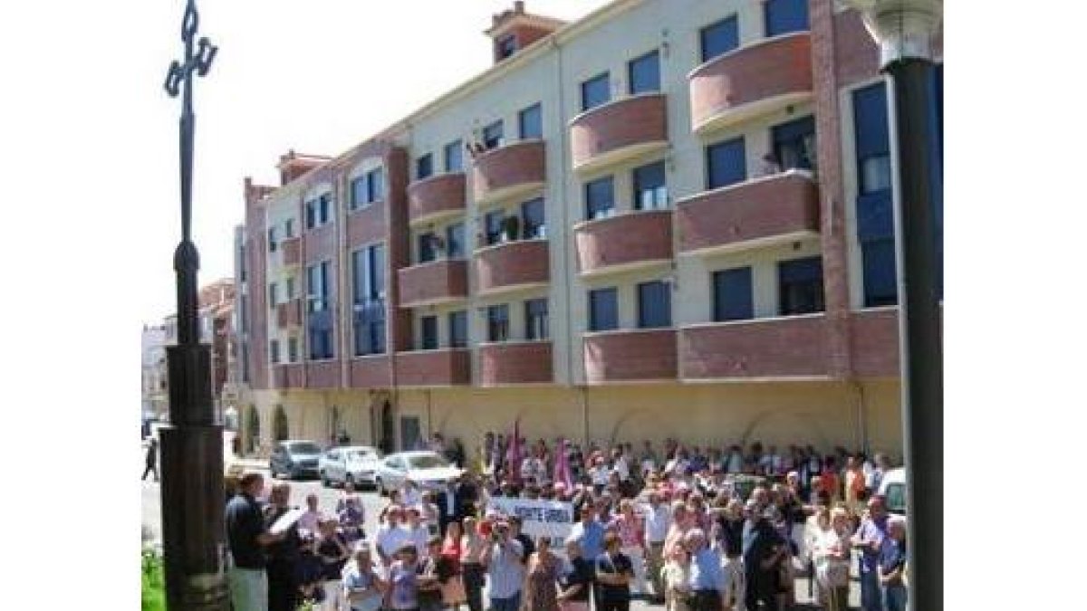 Salutación poética ante la Cruz de Santiago.