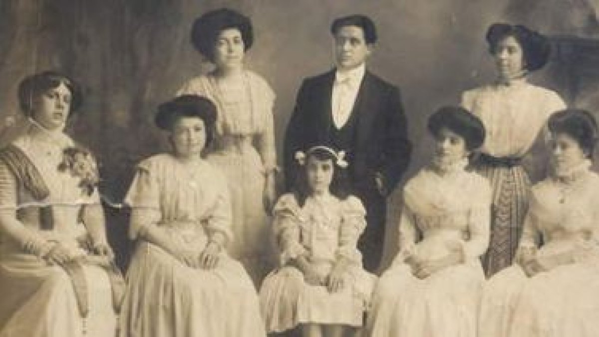 Pedro Blanco (1883-1919), con sus alumnas en una imagen de época.