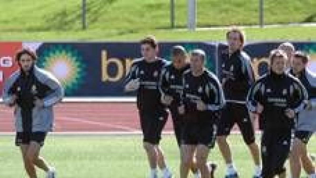 Raúl, Casillas, Ronaldo, Zidane, Beckam y Owen durante el entrenamiento de ayer en Las Rozas