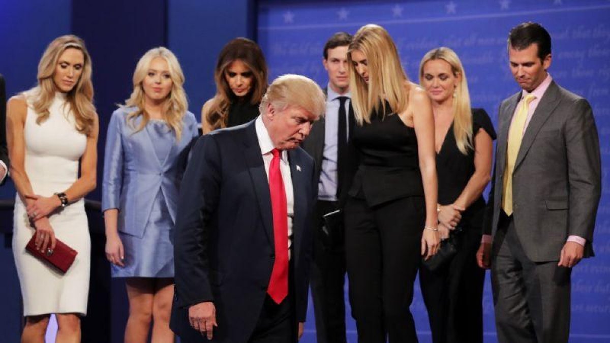 Trump, con sus familiares, tras el debate.