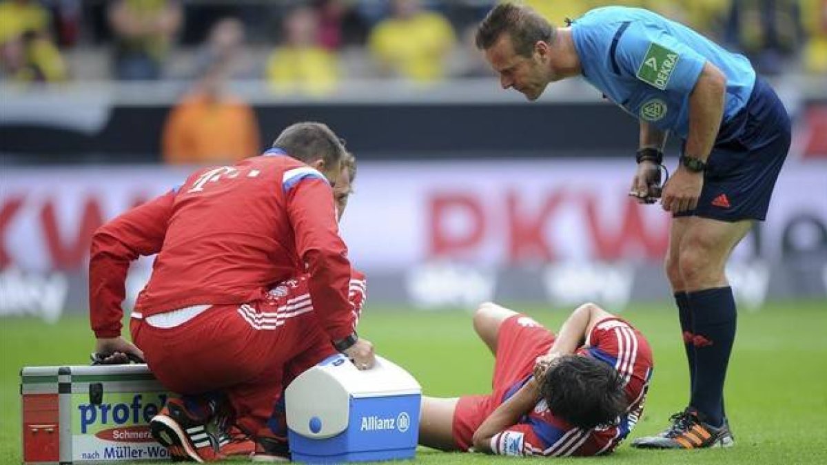 Javi Martínez, atendido tras caer lesionado.