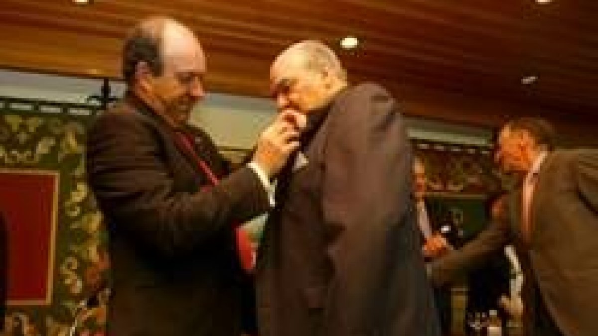 El presidente de la Audiencia, Rodríguez Quirós, recibe la insignia de Derecho