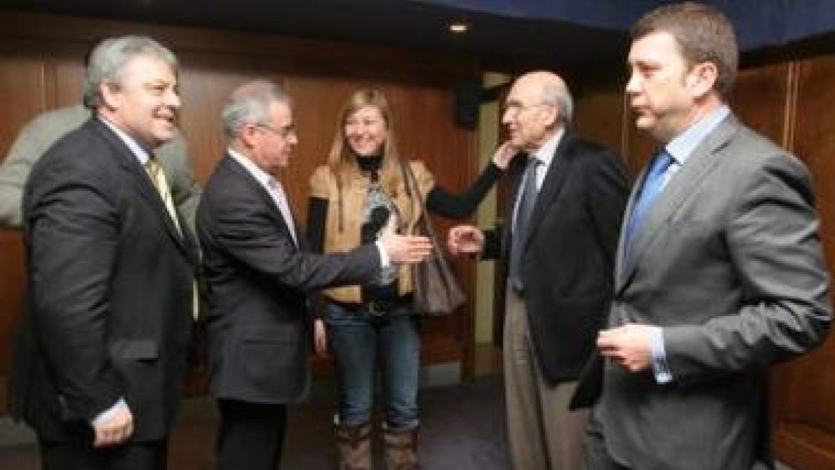 El alcalde recibió ayer a la junta directiva de la patronal berciana del Círculo Empresarial.