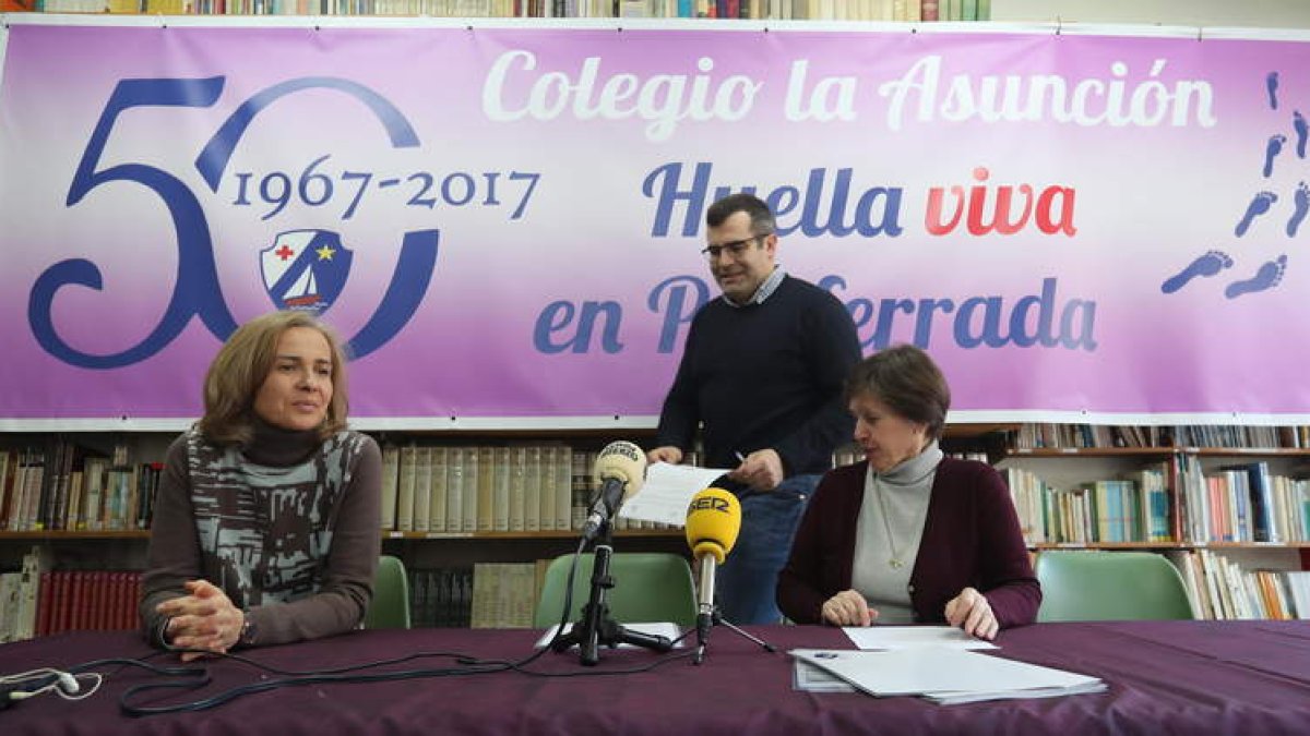 El director del colegio, Luis Enríquez, ayer junto a dos integrantes de la comunidad educativa. ANA F. BARREDO