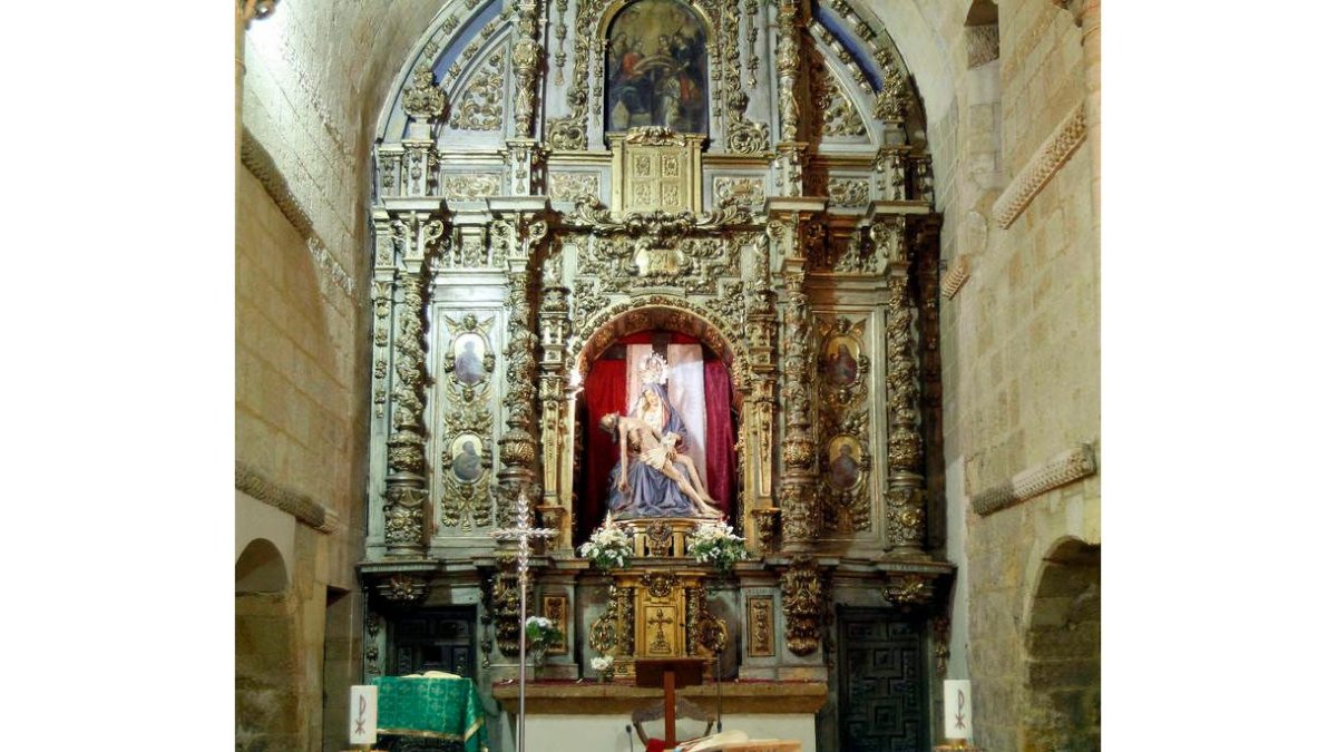 La talla de la Virgen del Mercado en el altar mayor de la iglesia. BRUNO MORENO