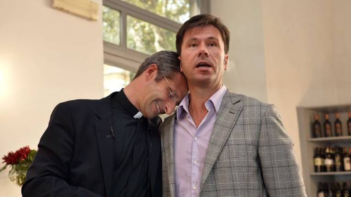 El padre Krysztof Olaf Charamsa y su pareja Eduard, este sábado.