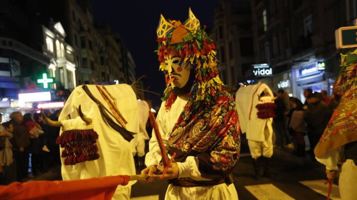 Desfile de antruejos por las calles de la capital leonesa. JESÚS F. SALVADORES