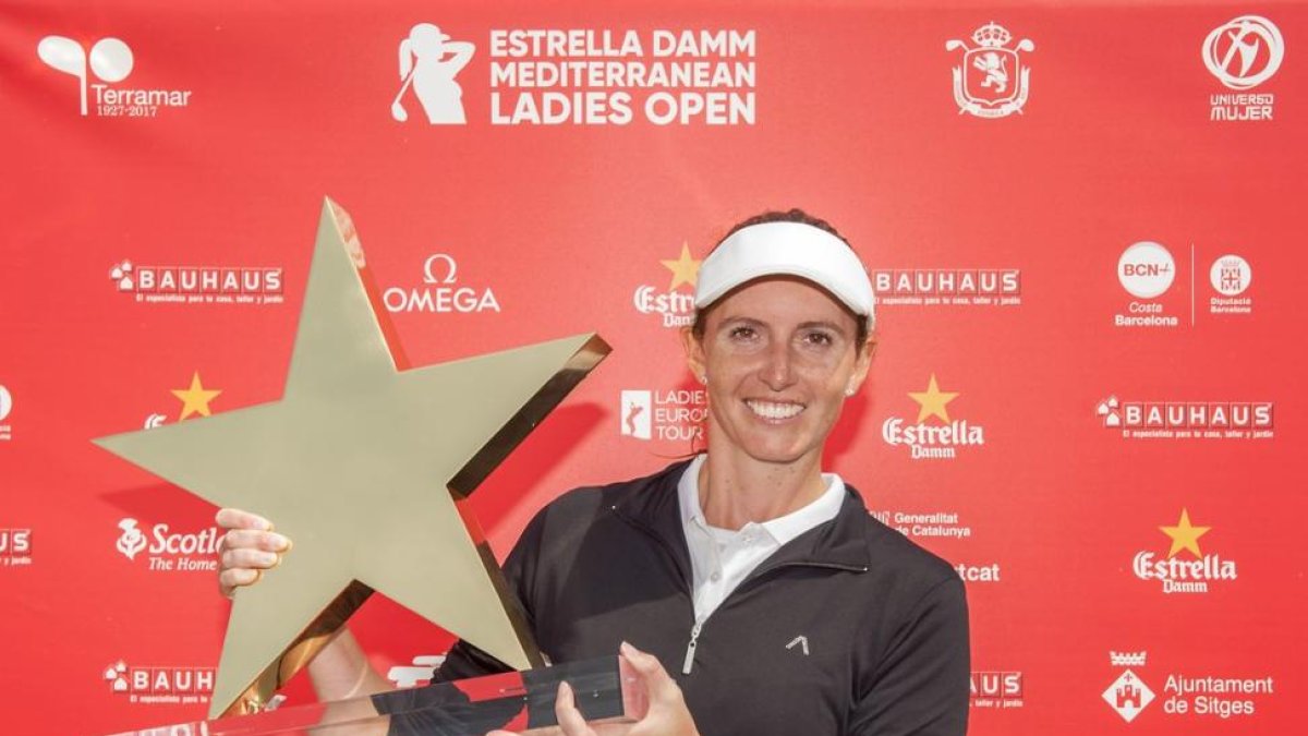 La inglesa Florentyna Parker, con el trofeo de ganadora en Sitges