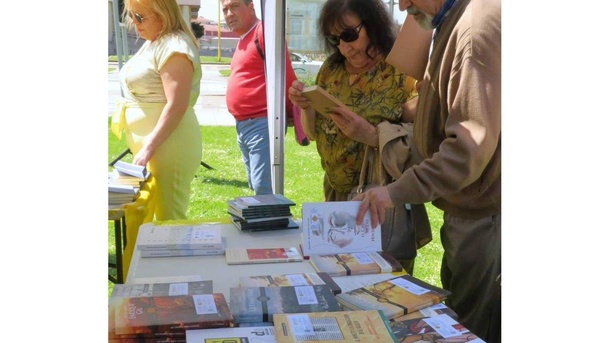 Lectura compartida de libros en la campa frente a la Biblioteca Universitaria. DL