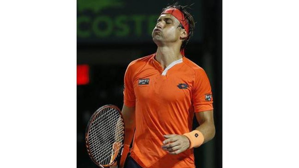 David Ferrer se lamenta tras cometer un fallo ante Novak Djokovic, en cuartos del torneo de Miami.