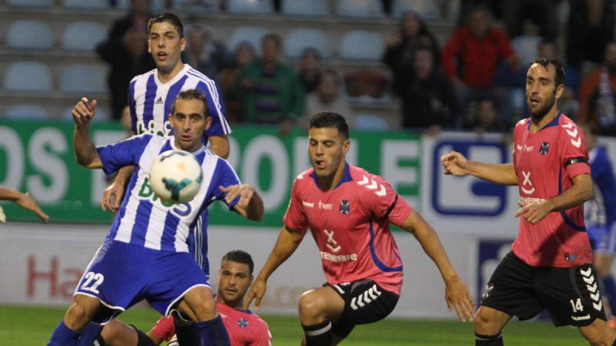 El Tenerife ganó en Ponferrada en la primera vuelta.