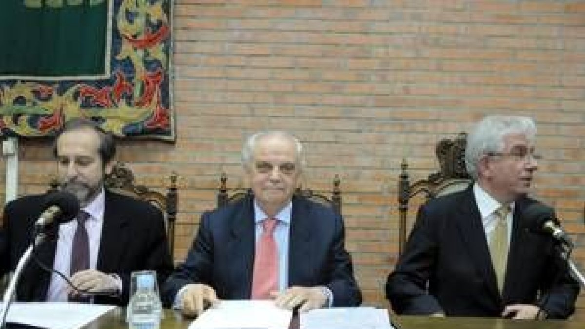 Núñez Pérez, en el centro, junto al rector de la Universidad, José Ángel Hermida a la derecha