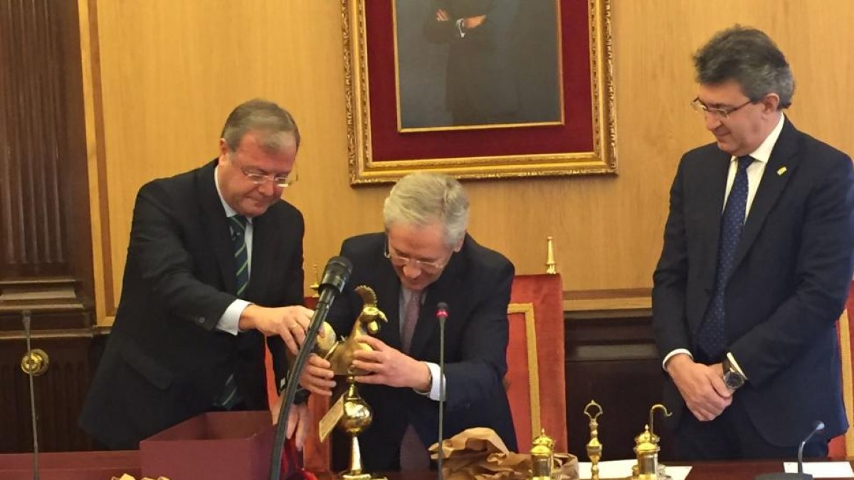 El alcalde de León entrega a Fernando Ónega una copia de los Decreta, una reproducción del Gallo de San Isidoro y la chaquetilla de la Capitalidad Gastronómica.