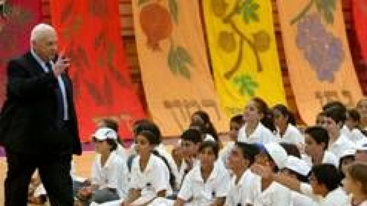 El primer ministro israelí, Ariel Sharón, saluda a un grupo de escolares en su primer día de clase