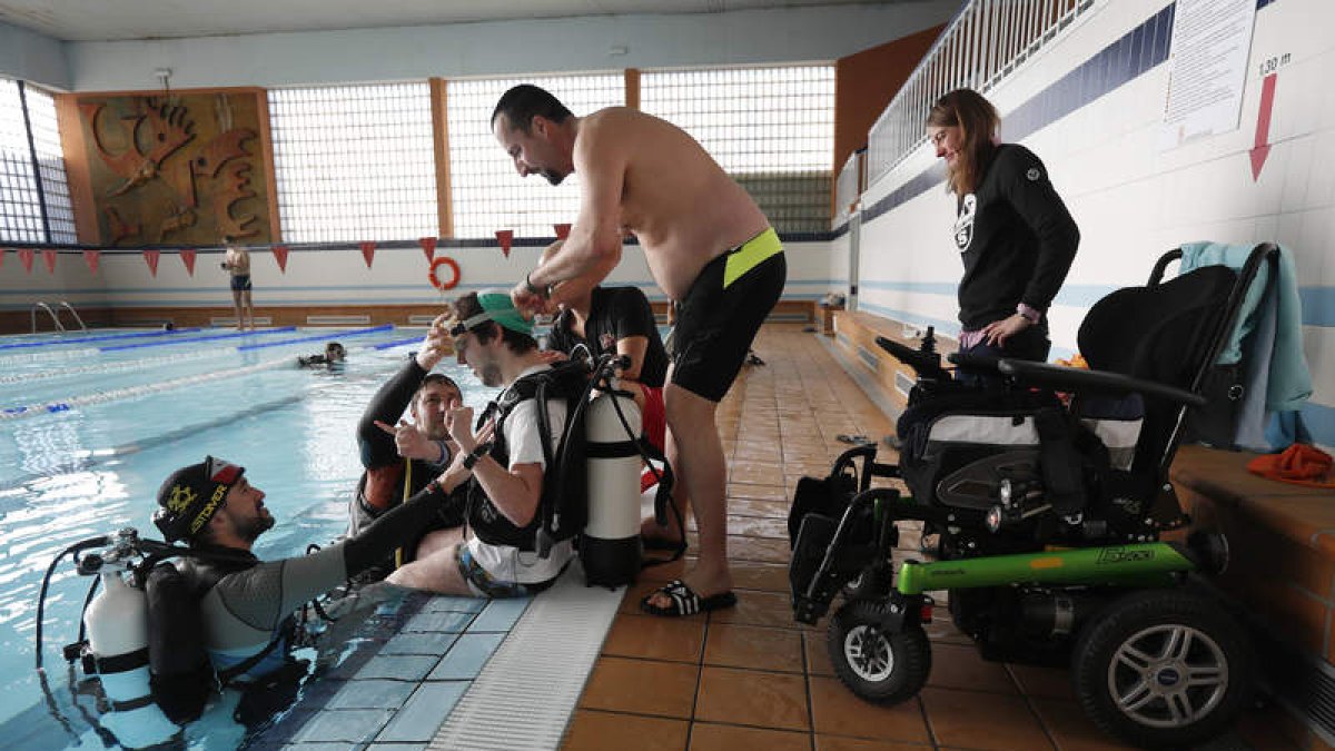 Enrique San Millán se prepara para participar en su bautismo de buceo solidario tras depositar un juguete Playmobil. JESÚS F. SALVADORES