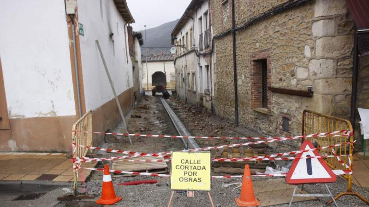 La calle del Tinte de Boñar es una de las pocas peatonales. CAMPOS