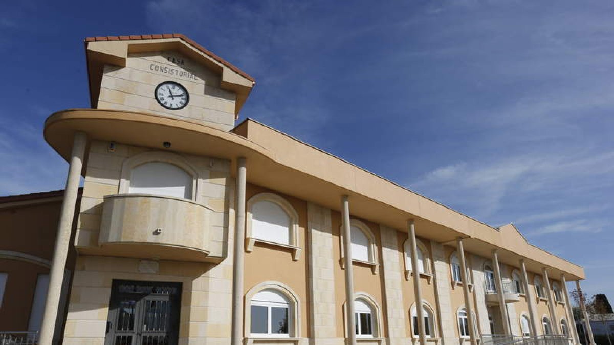 Ayuntamiento de Valdefresno, que aglutina una veintena de pedanías. JESÚS F. SALVADORES