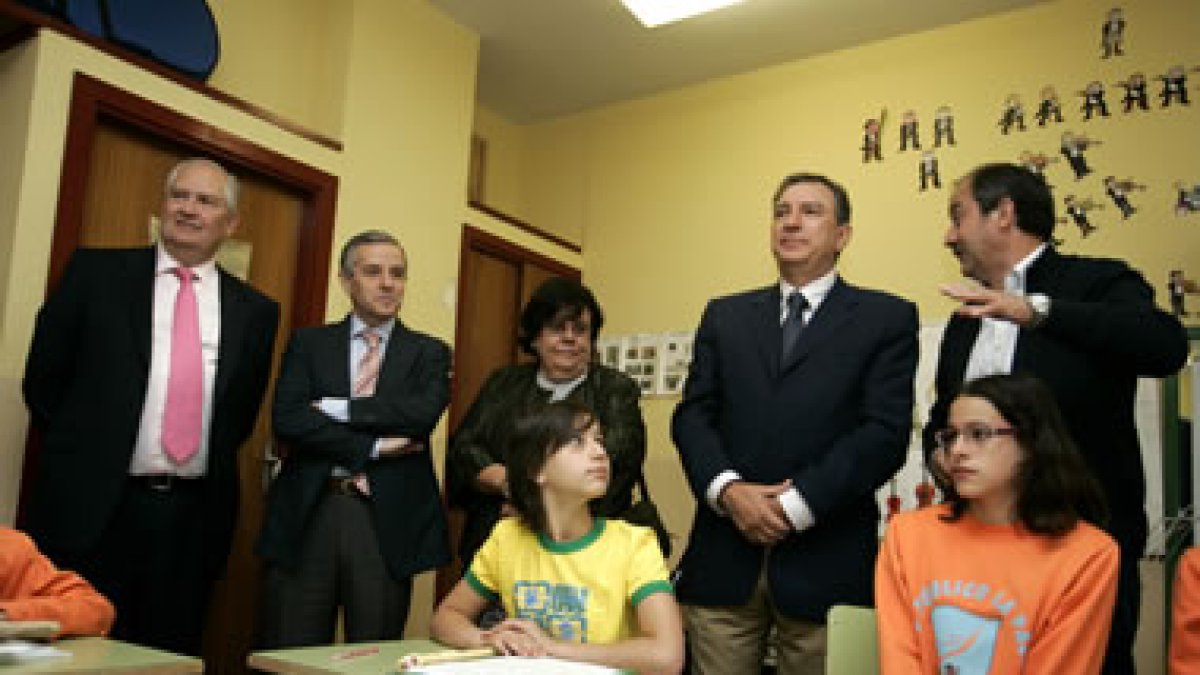El consejero, Juan José Mateos, con educadores y alumnos de La Palomera