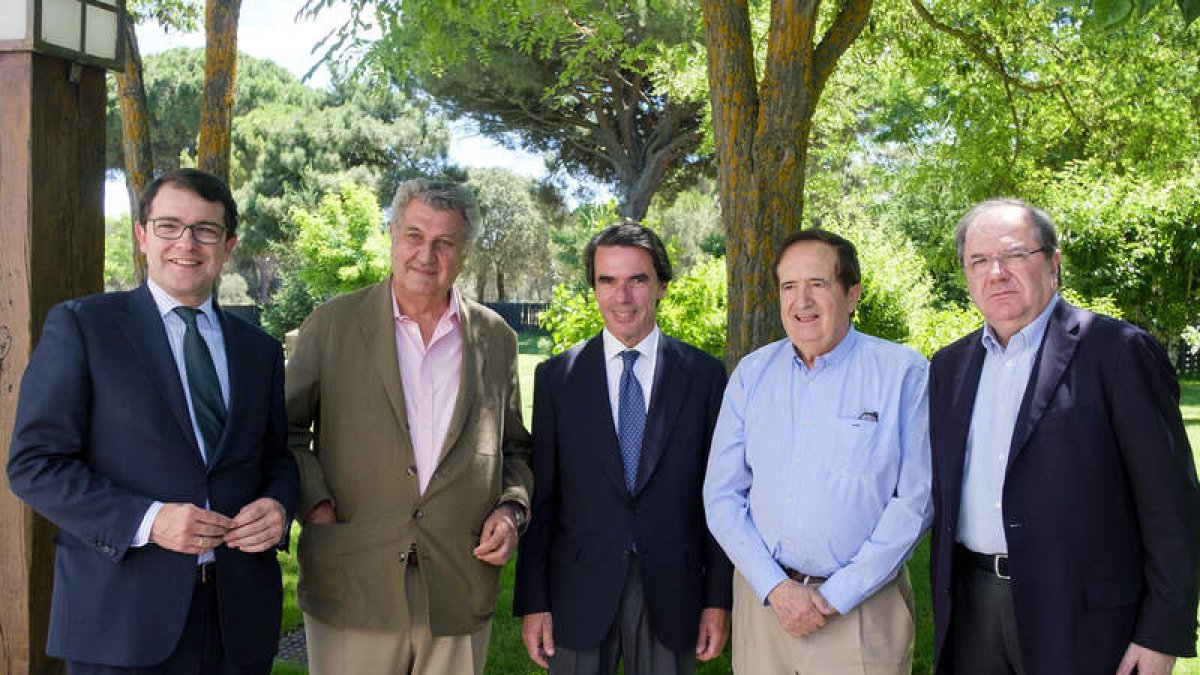 Mañueco, Posada, Aznar, Lucas y Herrera, durante su encuentro. FRANCISCO JAVIER DE LAS HERAS