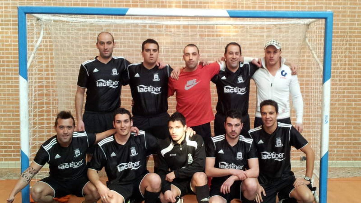 Formación del Cerecedo que disputa la competición de Asolefusa.