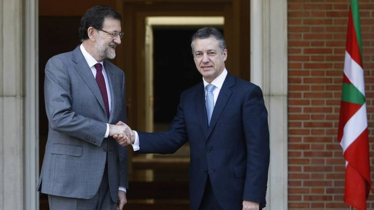 El presidente del Gobierno, Mariano Rajoy, se reúne con su homólogo en el País Vasco, Iñigo Urkullu, el 30 de enero del año pasado.
