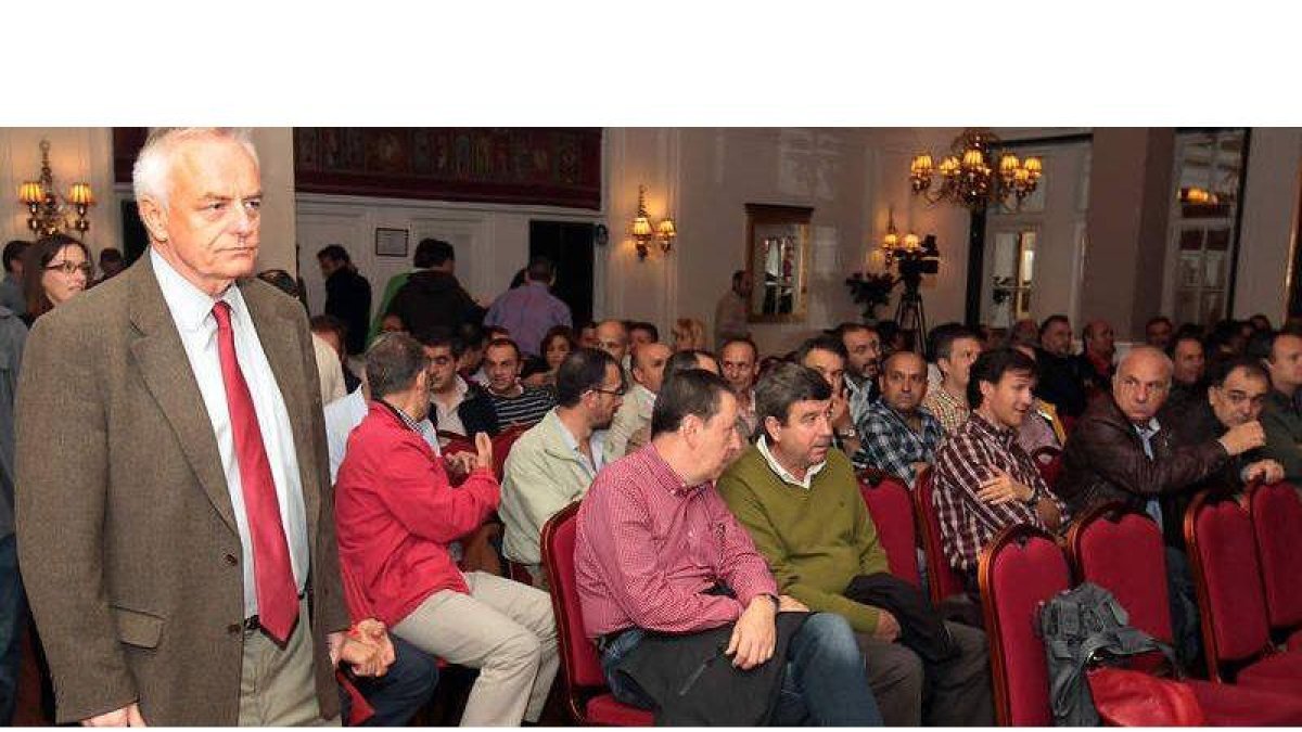 El presidente de Gadea, Gerardo Gutiérrez, a su llegada ayer al salón dondo había convocado a los trabajadores de Antibióticos.