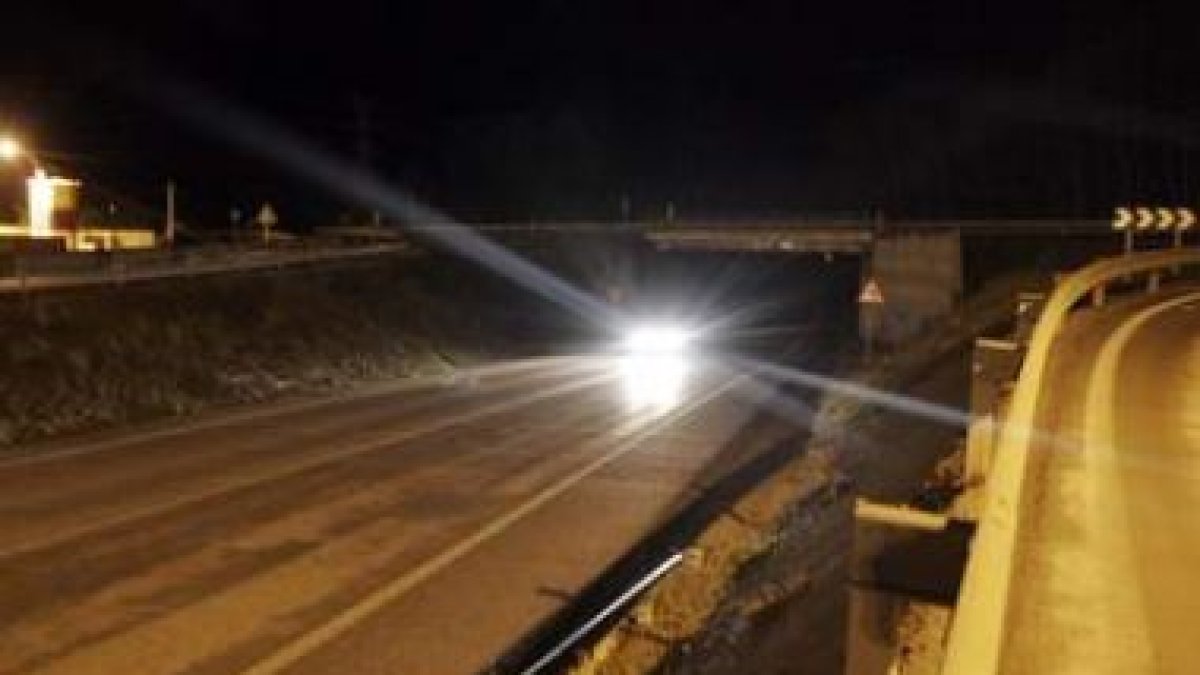 Imagen de la intersección de la N-120 con la N-536, bajo cuyo puente se produjo el suceso en el 2001
