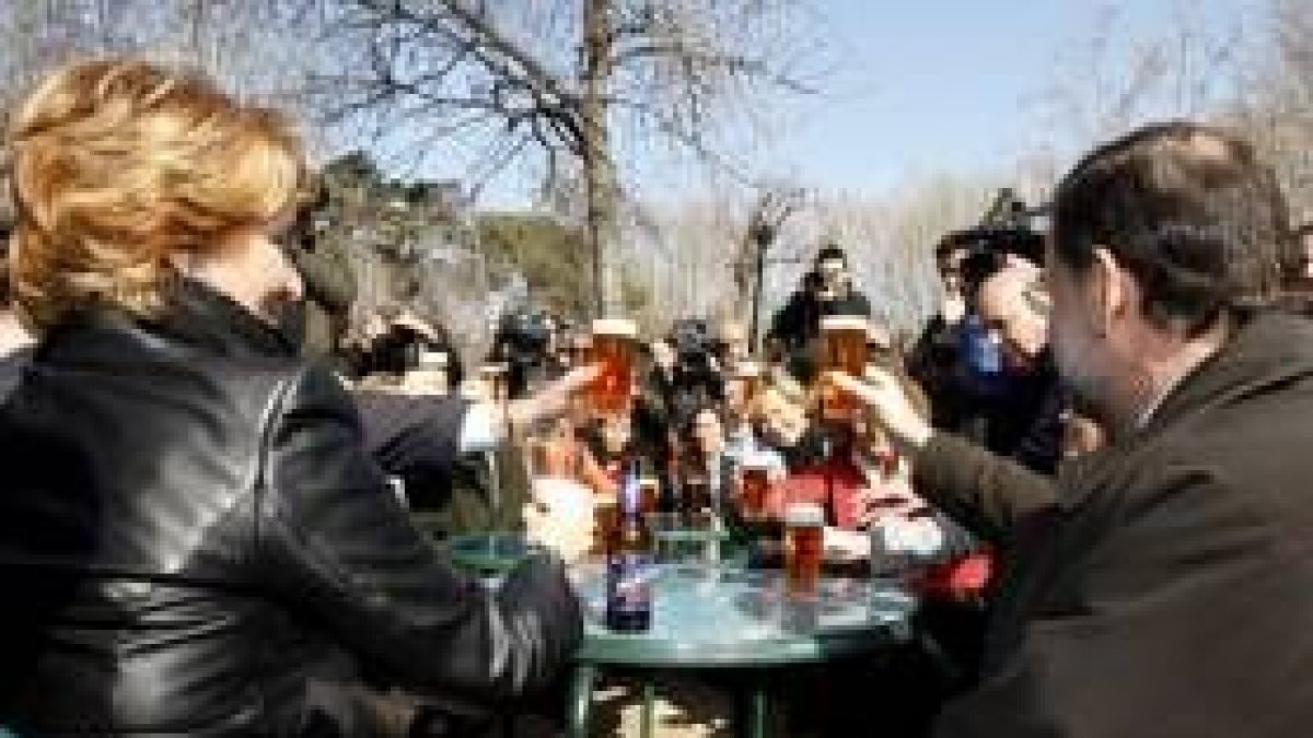 Esperanza Aguirre y Mariano Rajoy, junto a otros miembros de su partido en el Retiro madrileño