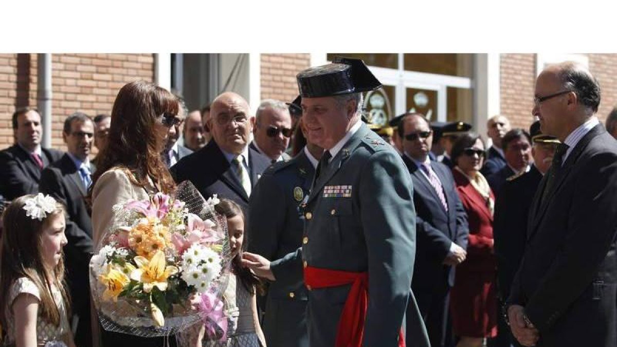 Díez Cubelos y Medrano, junto a la viuda y las hijas del último agente fallecido en acto de servicio.