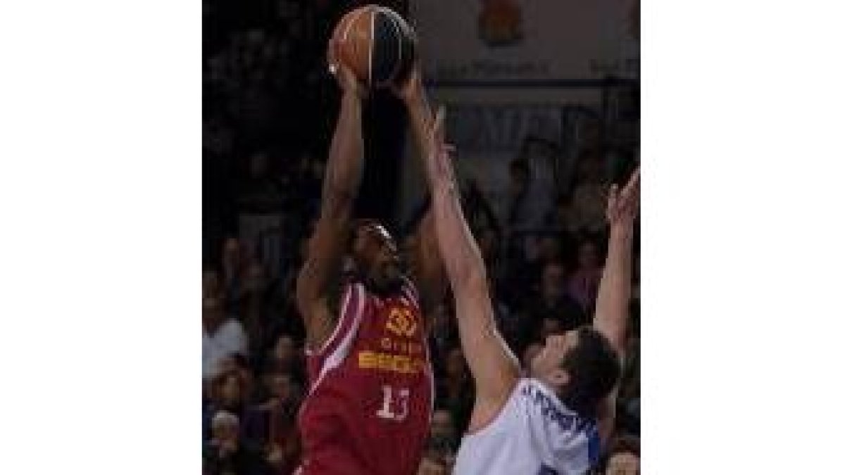 El pivote Barnes, ayer uno de los más destacados, lanza a canasta tras superar a su par