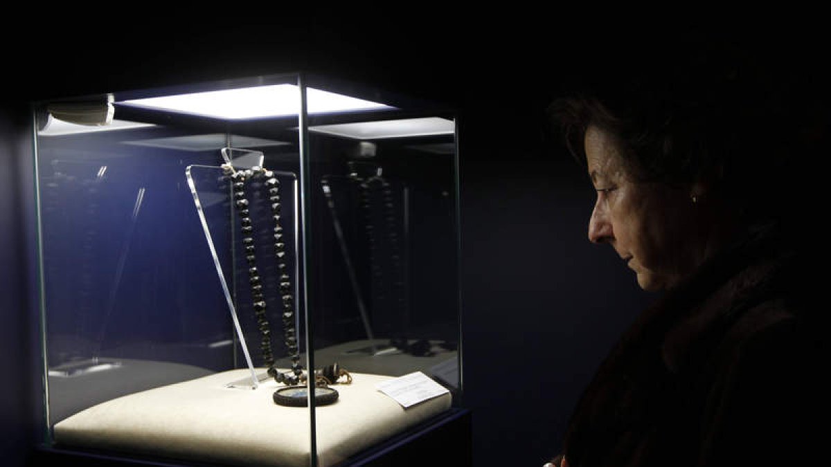 Una mujer contempla una vitrina del Museo de Alhajas, en una foto de archivo.