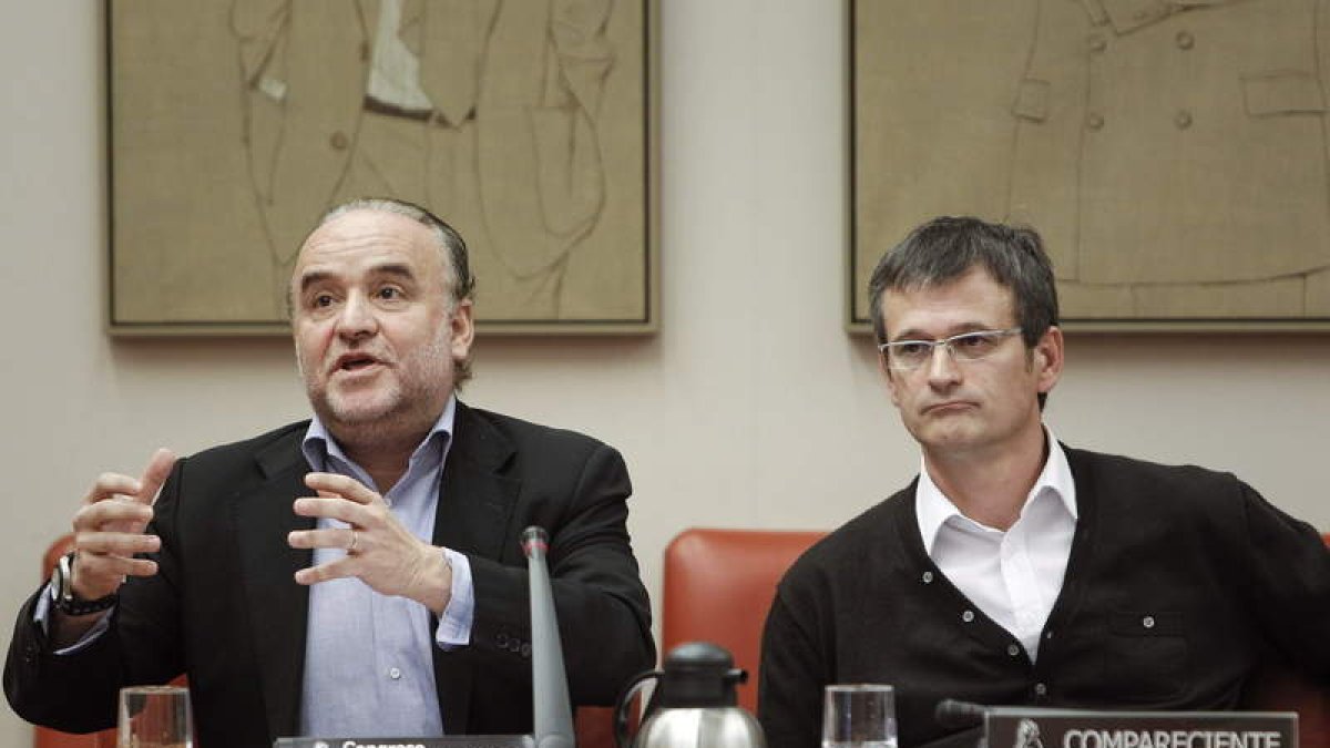 Los representantes de CC.OO. y UGT, ayer tras la reunión en el Congreso.