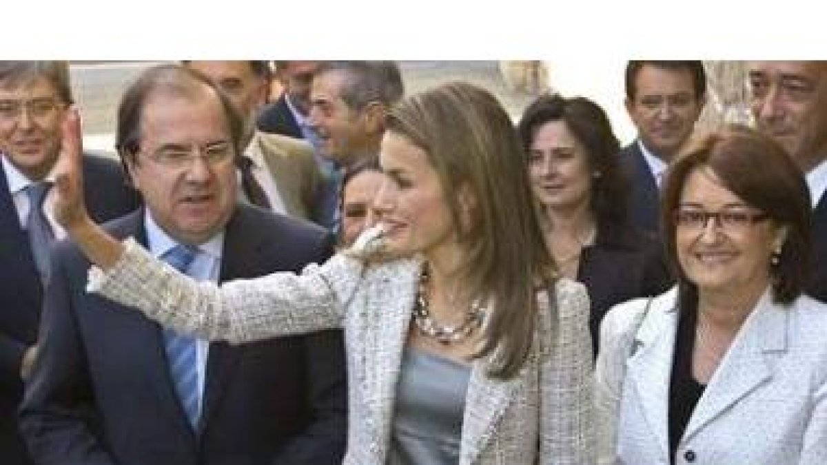 La Princesa de Asturias, Letizia Ortiz, conversa con el presidente de la Junta, Juan Vicente Herrera