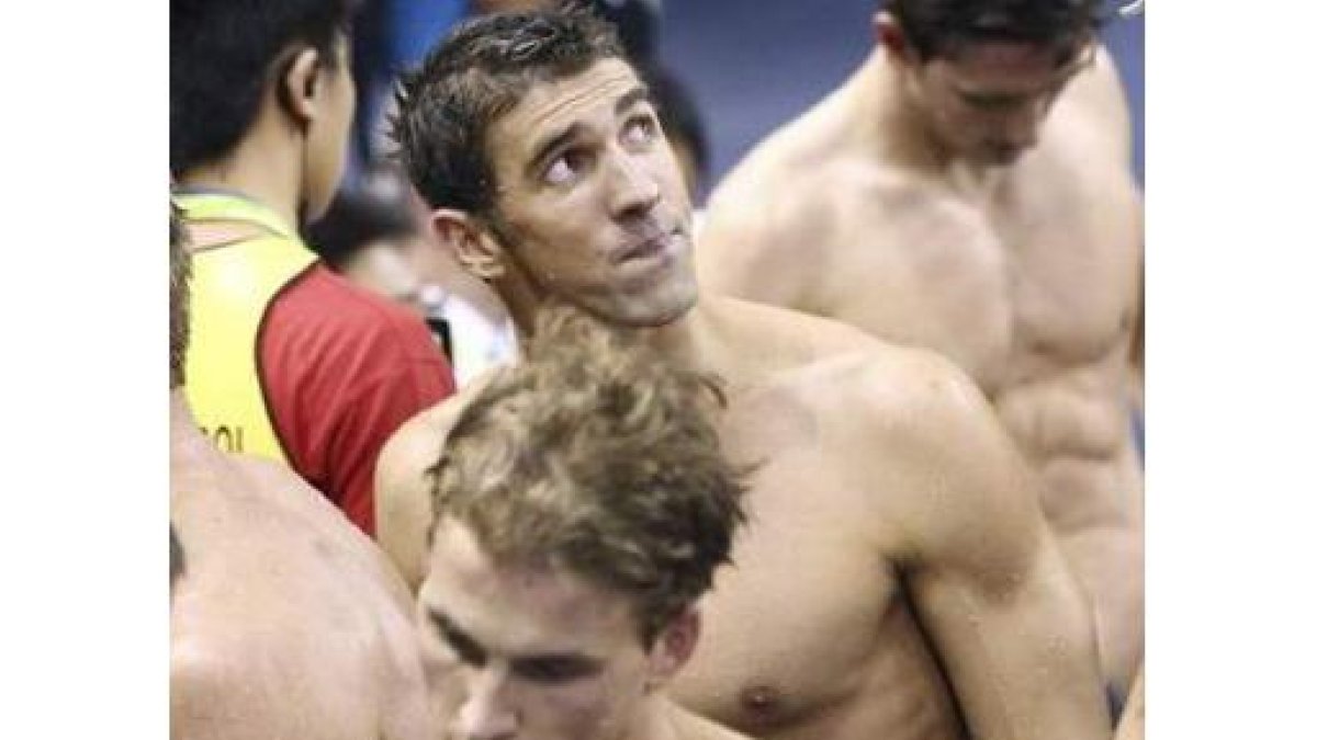 Phelps rodeado por sus compañeros tras ganar el oro en la final de relevos 4x100m estilos.