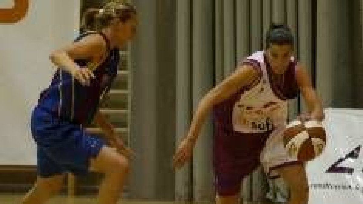 La base Mar Rovira, en la foto, junto a Michelle Hendry visitan la cancha de su anterior equipo