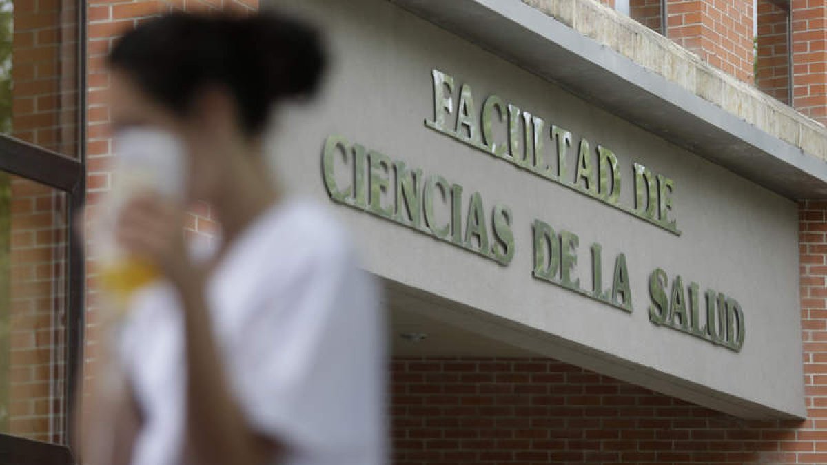 Una de las alumnas de Enfermería en el campus leonés de Vegzana. FERNANDO OTERO