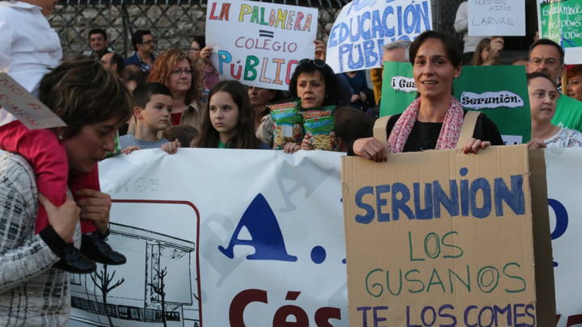 Protesta de las familias tras la aparición de gusanos en el menú de cinco colegios leoneses. RAMIRO