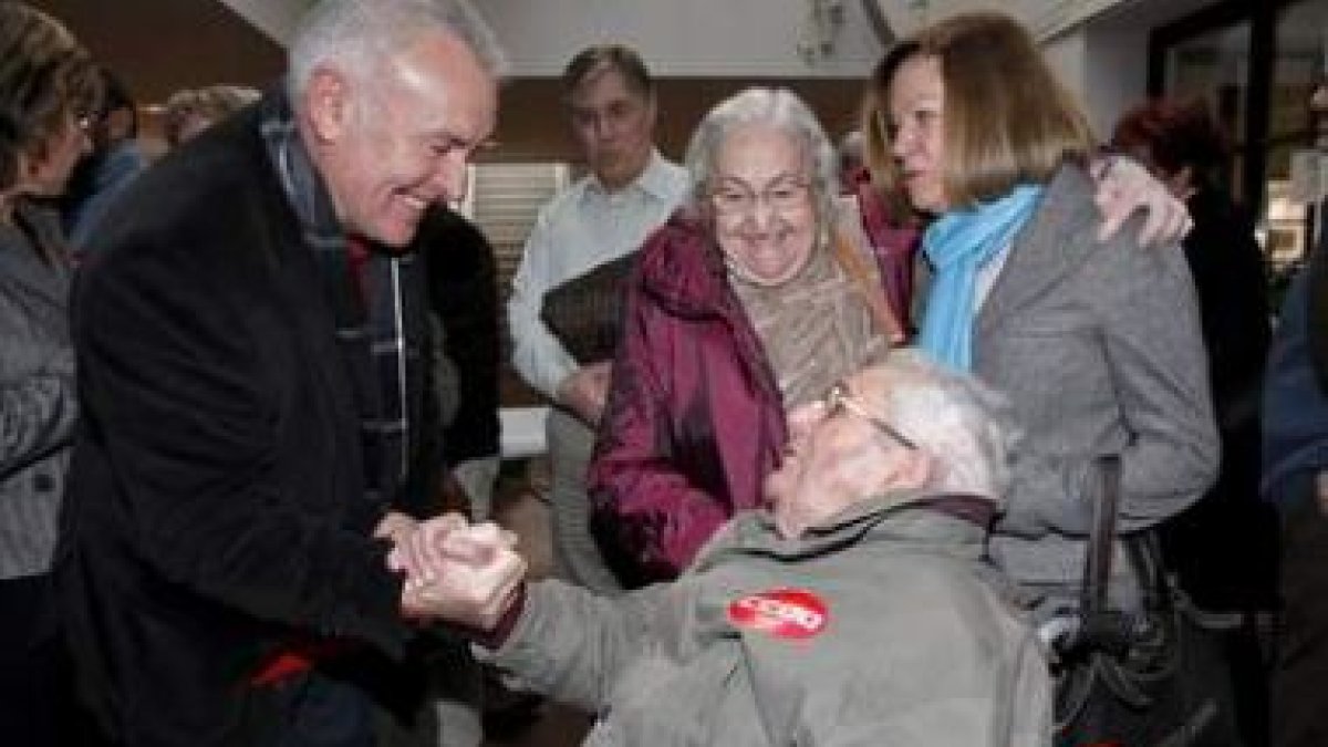 Cayo Lara y Natalia Figuero saludan a Marcelino Camacho y a su compañera.