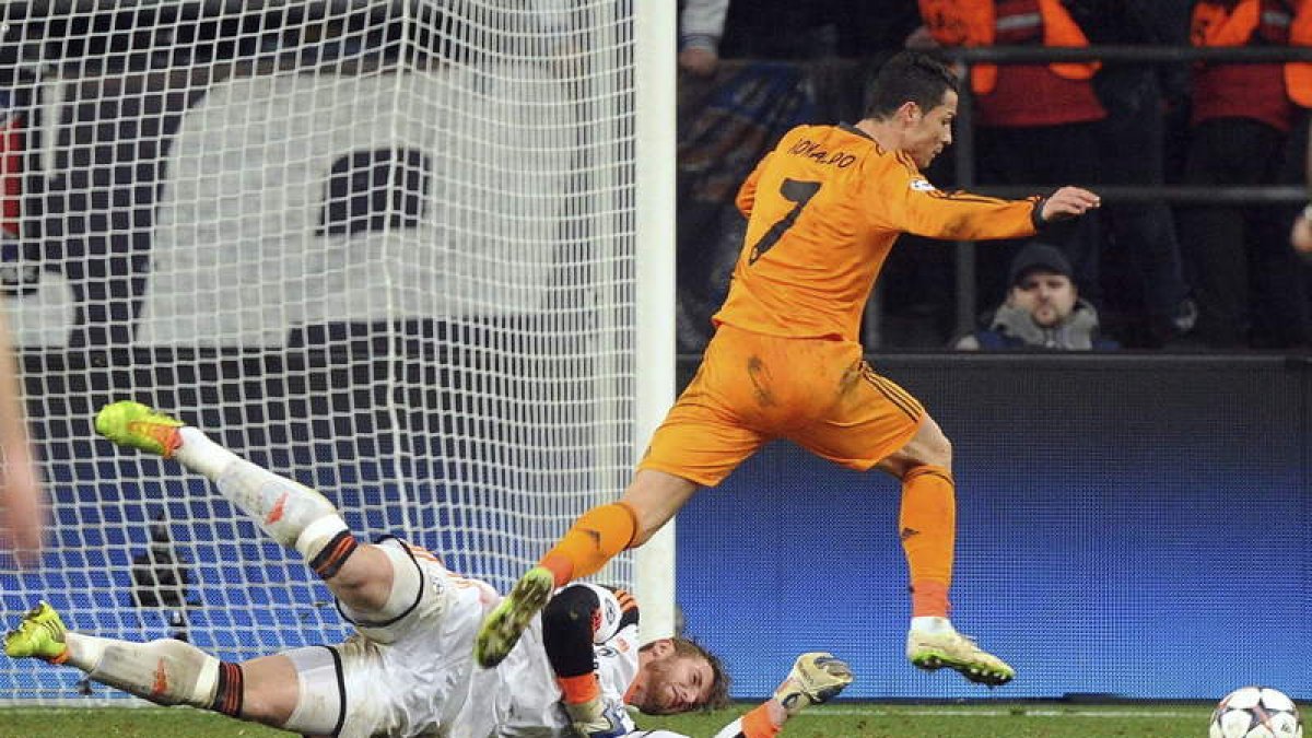 Cristiano Ronaldo supera al meta del Schalke Fährmann. El portugués mostró su olfato goleador por partida doble.
