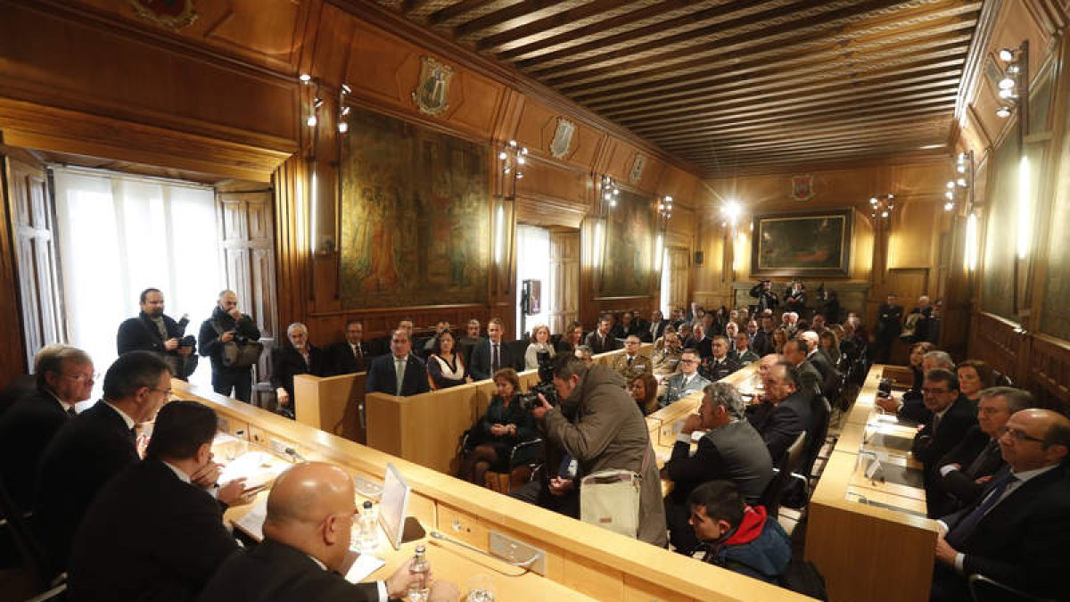 Silván, Martínez Majo, Mario Amilivia y Faustino Sánchez, ayer ante el abarrotado salón de plenos de la Diputación. JESÚS F. SALVADORES