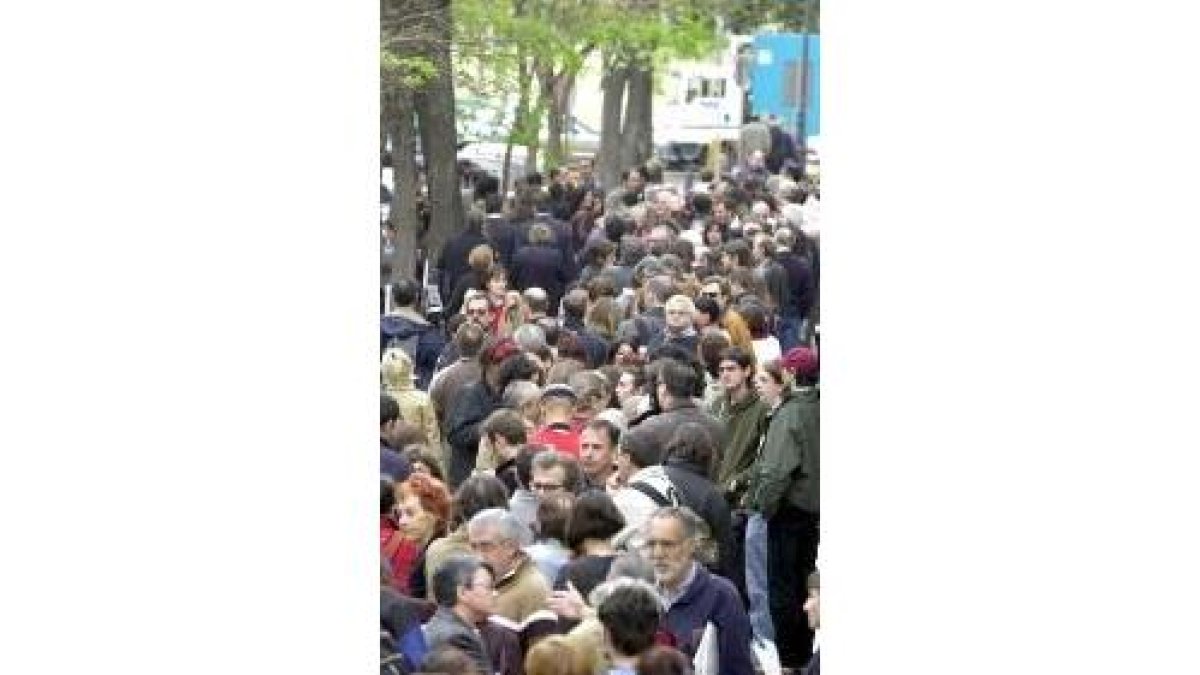 Imagen de las colas que se formaron ayer ante el Tribunal Supremo