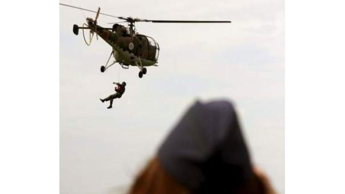 Uno de los militares durante los ejercicios de rescate.