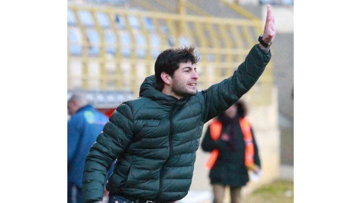 Juan Ferrando ha cambiado de sistema de juego y sigue el mismo dibujo que el entrenador Adrián Benavides en la Peña. JESÚS F. SALVADORES