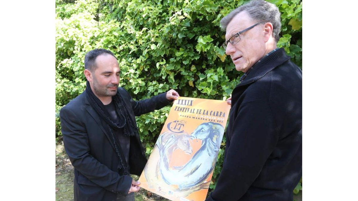 El Solana y el presidente del CIT, Ángel González, con el cartel. AFB