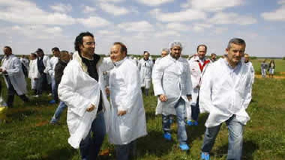 Los ganaderos se ataviaron para la protesta con batas blancas y zapatillas azules.