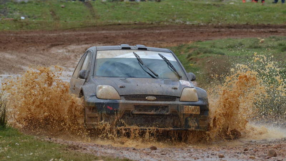 Javier Gutiérrez (i), a los mandos de un Subaru, se apuntó el triunfo en el Rallysprint de Trobajo en el que Manuel Osorio (d) acabó cuarto con su Ford. MAURO/GUILLE RODRÍGUEZ