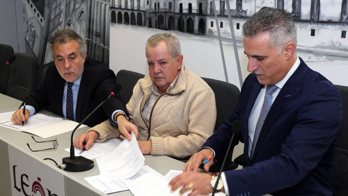 Graciliano Álvarez, Ángel Villa y Marcos Cereijo firmaron ayer el convenio